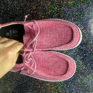 Dark pink women’s size 41 no brand name. New without tags. Never worn!